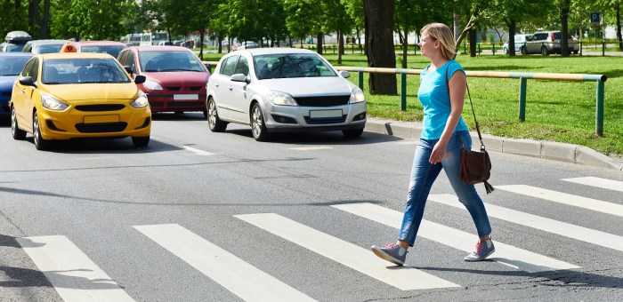 En una calle sin veredas los peatones deben caminar